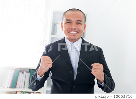 Excited Southeast Asian businessman 10003716
