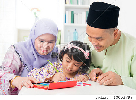 Asian family drawing and painting Asian family drawing and painting 10003795