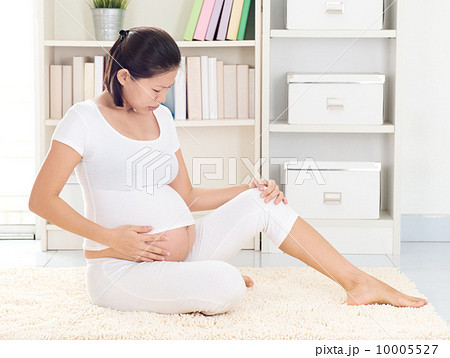 Pregnant Woman with cramp leg 10005527