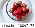 ガラスの器とイチゴ 10007175