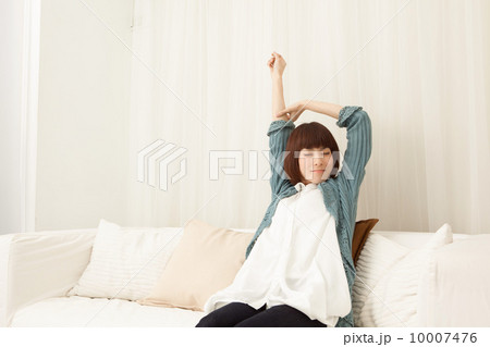 ソファーでくつろぐ女性 10007476