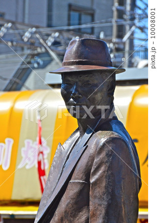 車寅次郎の銅像(柴又駅前/東京都葛飾区柴又) 車寅次郎の銅像(柴又駅前/東京都葛飾区柴又) 10008001