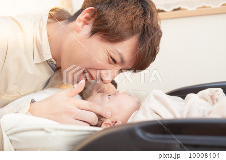 生後３か月の赤ちゃんと父親 10008404