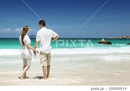 man and woman romantic couple on tropical beach man and woman romantic couple on tropical beach 10008914