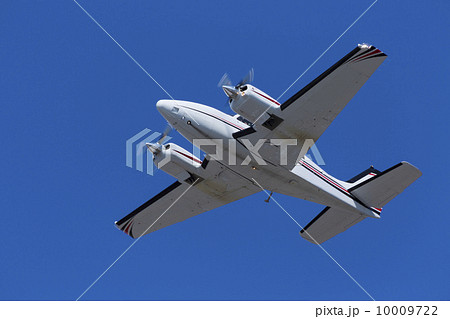 青空を飛ぶ小型機 青空を飛ぶ小型機 10009722