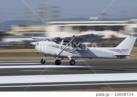 離陸する小型機 10009724