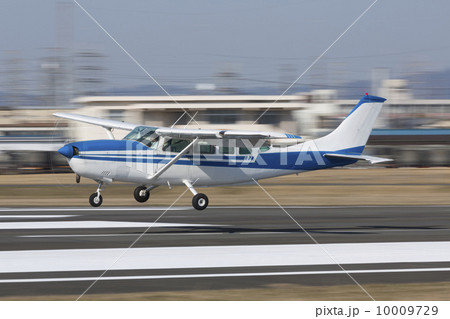 離陸する小型機 10009729