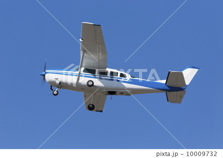 青空を飛ぶ小型機 10009732