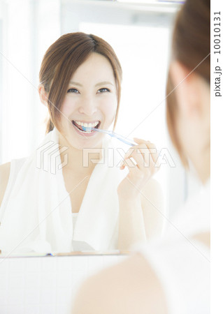洗面所で歯磨きする女性 10010131