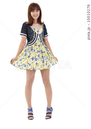 表情の美しい女性モデル 10010276