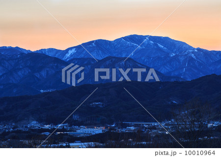 夕焼けに染まる冬の恵那山の写真素材 [10010964] - PIXTA