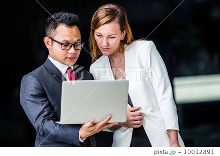 Young business executives having a discussion 10012891