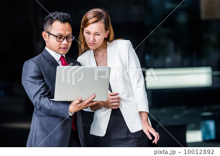 Young business executives having a discussion 10012892