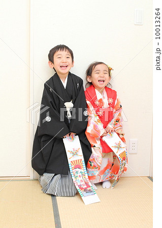 かわいい七五三の兄妹 10013264