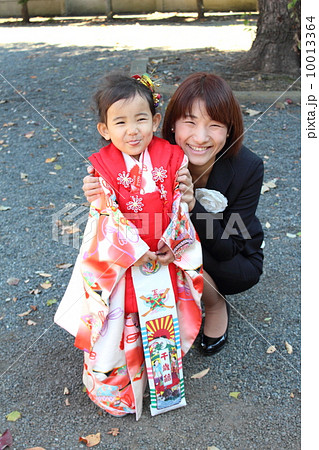 七五三の女の子とママの写真素材