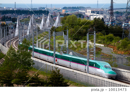 東北新幹線・津軽海峡をバックに新青森駅を発車したE5系はやぶさ 10013473