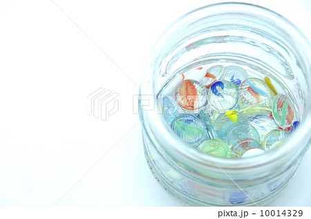 小瓶に入ったおはじき 10014329