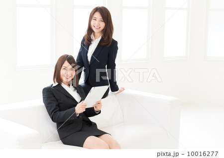 タブレットを見る二人の女性　ビジネス 10016277