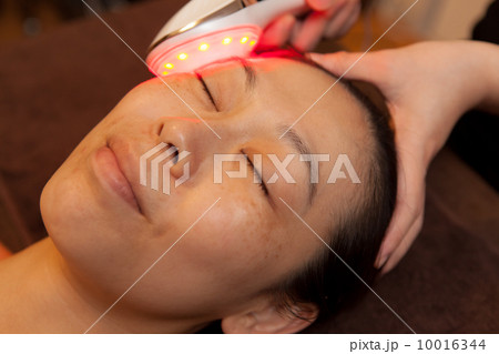 エステ(プロのエステティシャンによるリアルな施術風景) 10016344