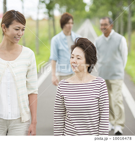 一本道を歩く家族 一本道を歩く家族 10016478