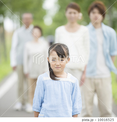 一本道で微笑む女の子と見守る家族 一本道で微笑む女の子と見守る家族 10016525