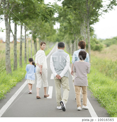一本道を歩く3世代家族の後姿 一本道を歩く3世代家族の後姿 10016565