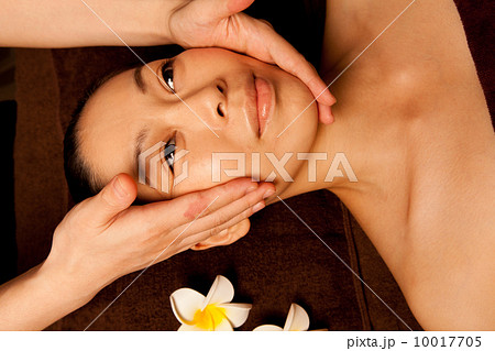 ミドル女性のエステ（プロのエステティシャンによる施術） 10017705