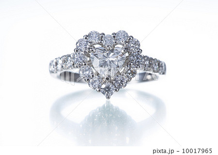 ハート形のダイヤモンドリングの写真素材 [10017965] - PIXTA