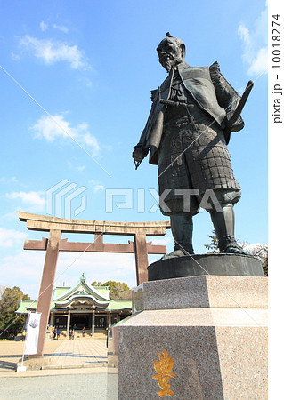 3月大阪 豊国神社境内と豊臣秀吉像 10018274
