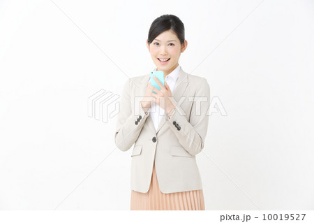 スマートフォンを使う女性 スマートフォンを使う女性 10019527