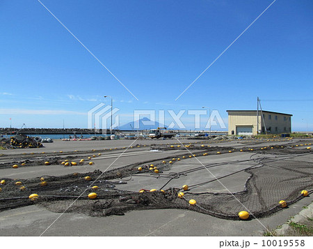 利尻山を望む漁港 10019558