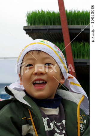 軽トラックに乗せた育苗箱（育成した苗）と子供 10020086