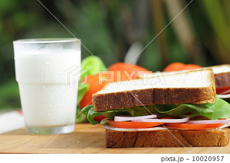 Breakfast with milk 10020957