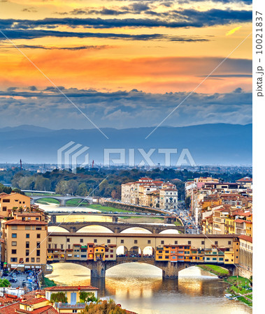 Bridges over Arno river in Florence 10021837
