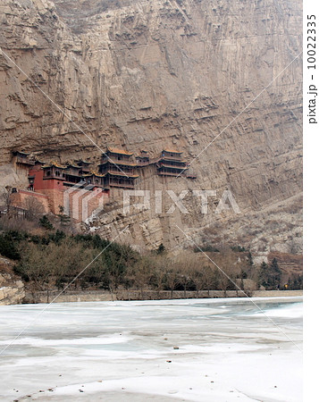 中国　恒山　懸空寺と氷結した川 10022335