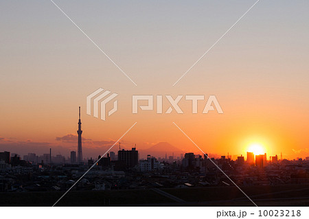東京スカイツリーと富士山の夕景 10023218