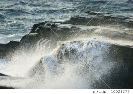 砕け散った波 10023277