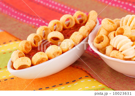 Potato chips and red sauce 10023631