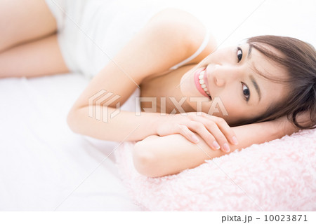 リラックスする女性 リラックスする女性 10023871