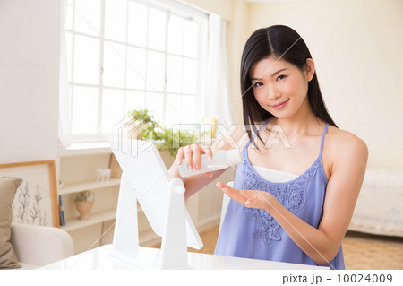 スキンケアをする女性 スキンケアをする女性 10024009