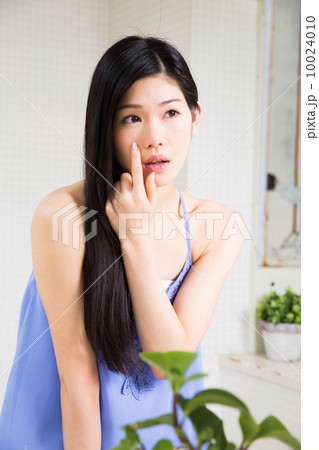 スキンケアする女性 スキンケアする女性 10024010