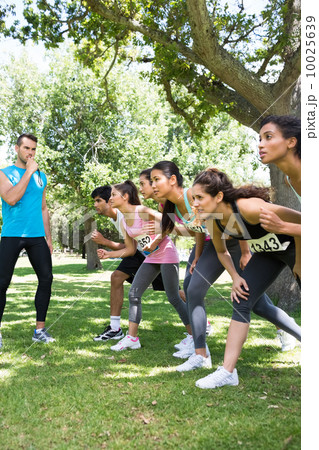 Trainer whistling while runners ready to race 10025639