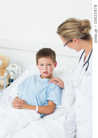 Doctor comforting little boy in hospital 10025878