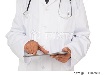 Mid section of a male doctor using digital tablet 10028010