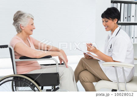Doctor talking to a senior patient in wheelchair 10028012