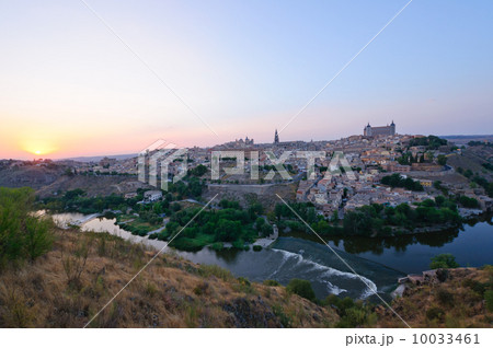 スペイン　古都トレドの夕景 10033461
