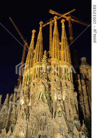 スペイン バルセロナ サグラダ ファミリア夜景の写真素材