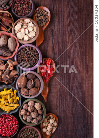 Large set of spices and seasonings 10034304