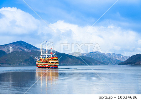 芦ノ湖と海賊船 10034686