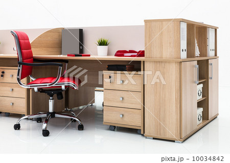 table and red chair 10034842